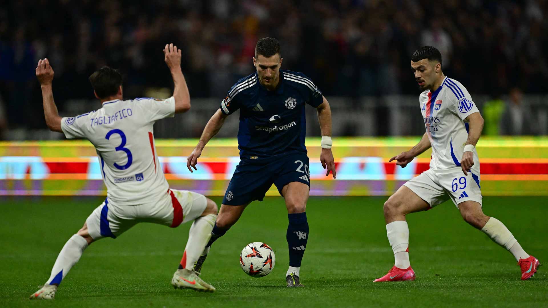 ليون يخطف التعادل من مانشستر يونايتد في ربع نهائي الدوري الأوروبي 