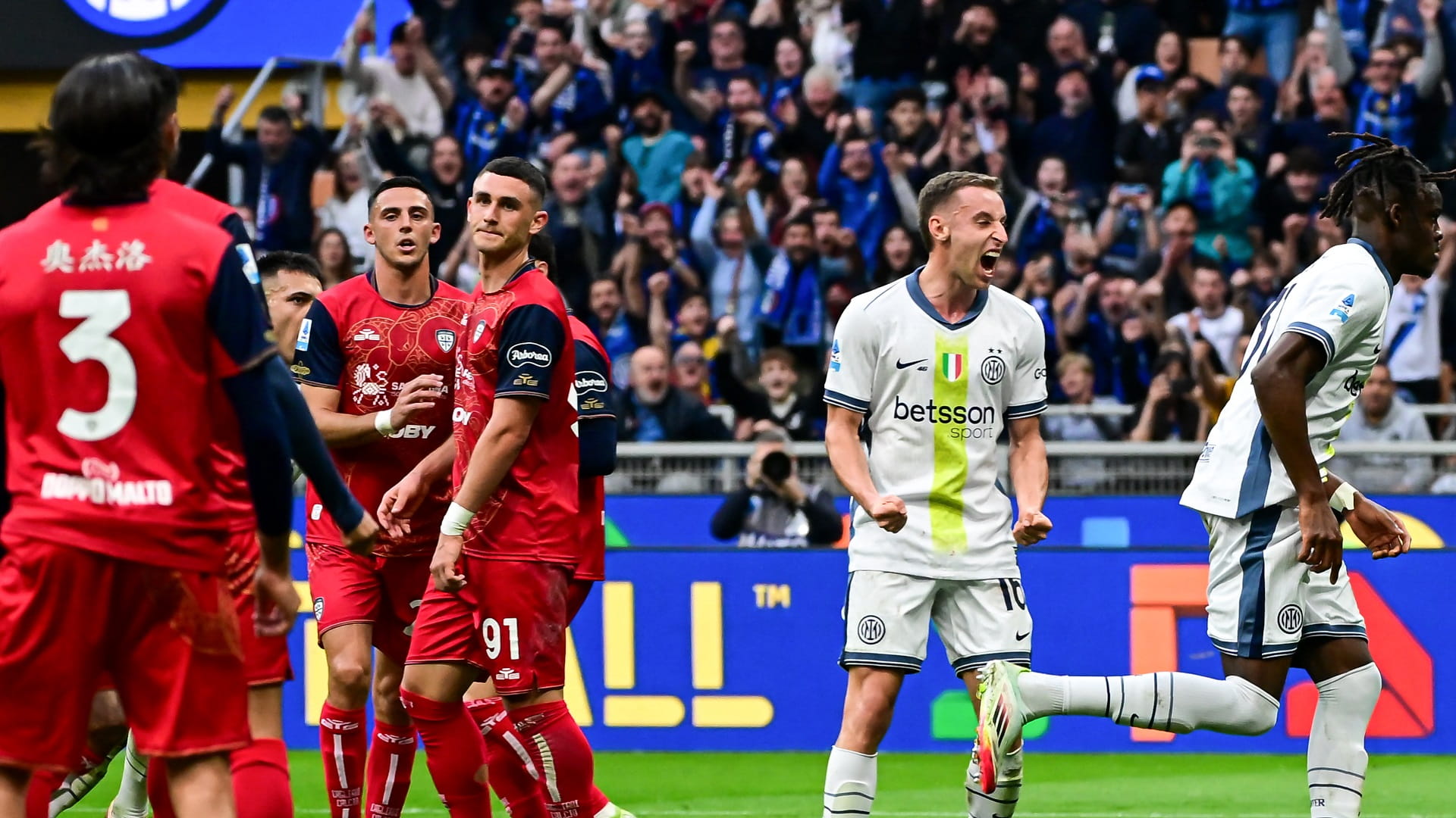 Inter consolidate top spot with 3-1 win over Cagliari 