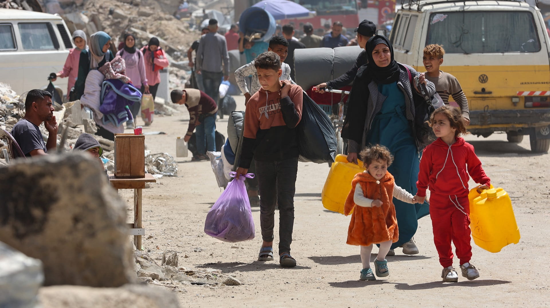 Israel expands Gaza offensive amid ceasefire talks 