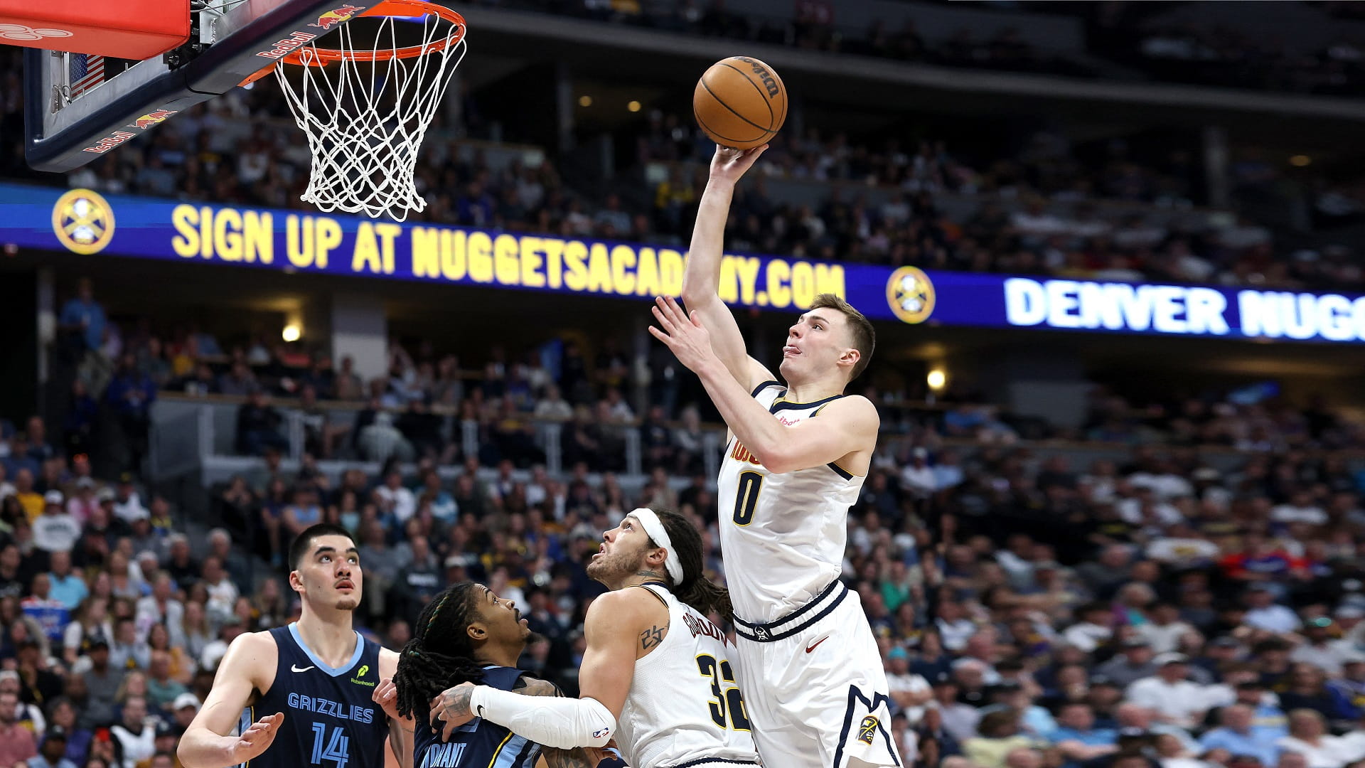 دنفر يقترب من التأهل إلى الأدوار الإقصائية في السلة الأميركية 