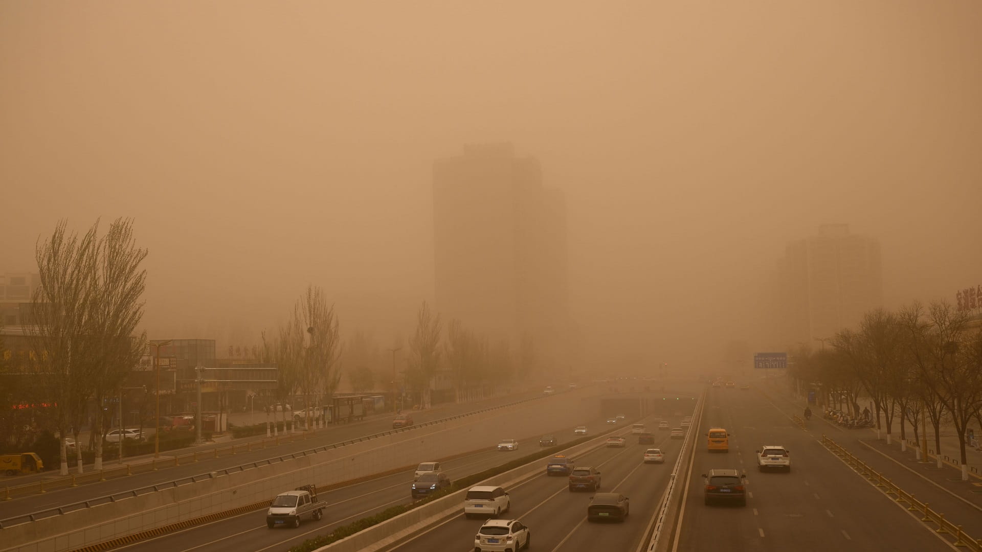 High winds sweep Beijing, prompt warnings and travel chaos 