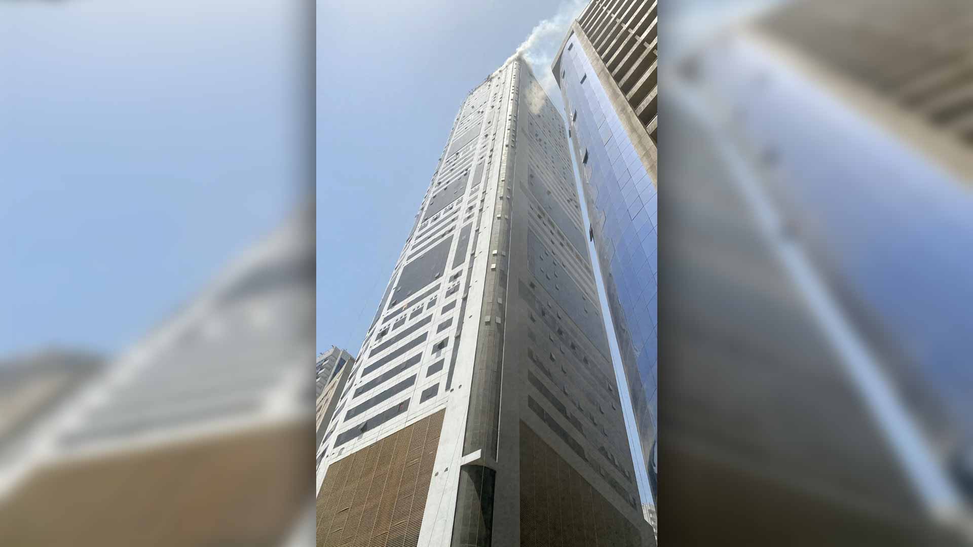 الدفاع المدني في الشارقة يسيطر على حريق في برج سكني   
