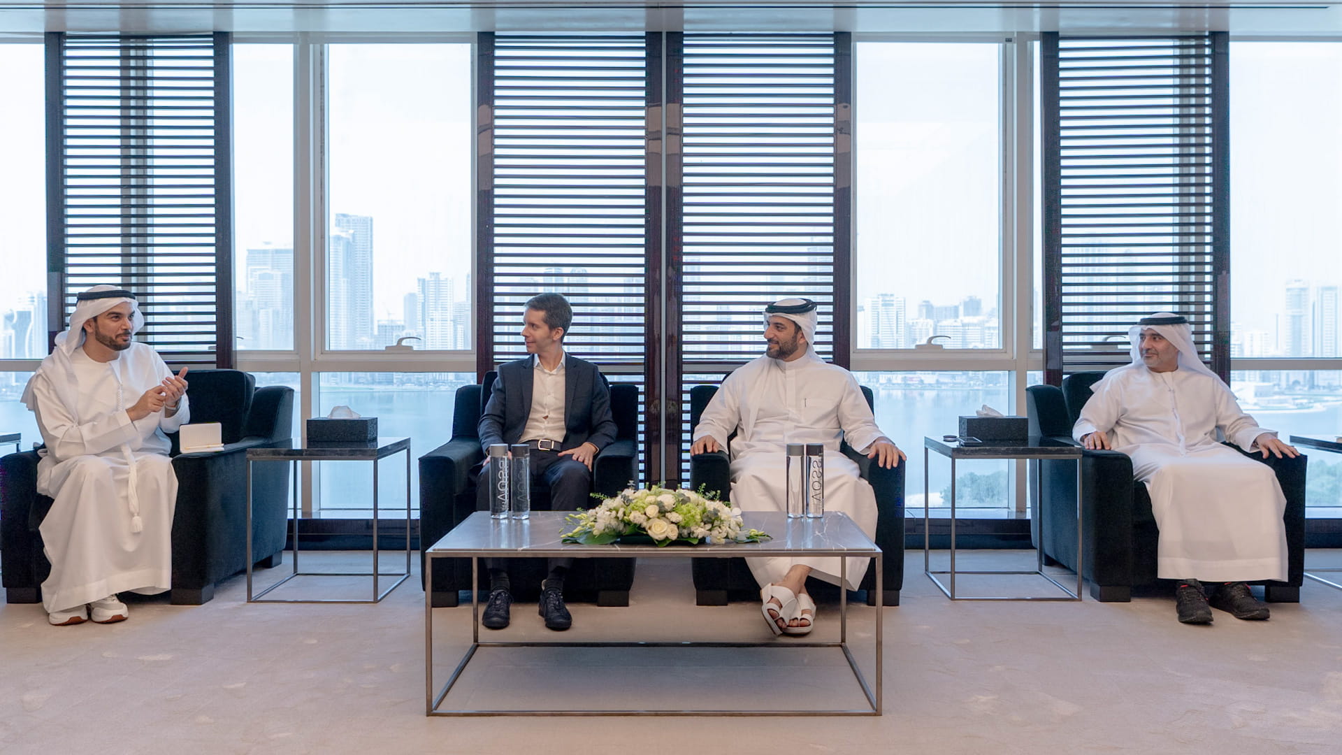 سلطان بن أحمد يبحث و"كريبتو دوت كوم" جهود التحوّل الرقمي بالشارقة