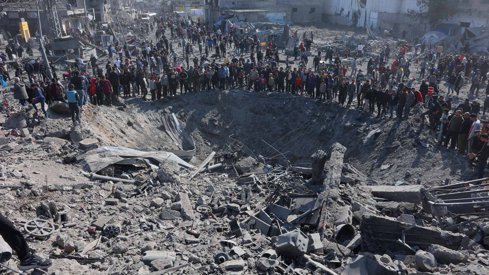 Macron, Abbas call for Gaza truce 