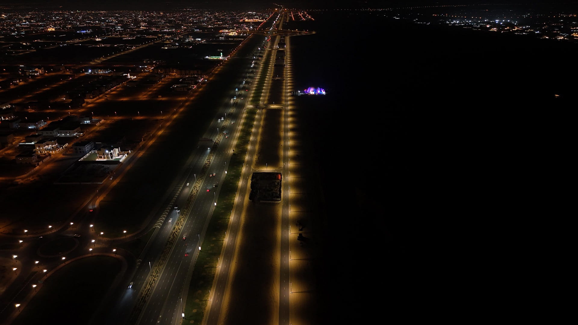 كهرباء الشارقة تنير الطرق في بساتين الطي بـ540 عمود إنارة 