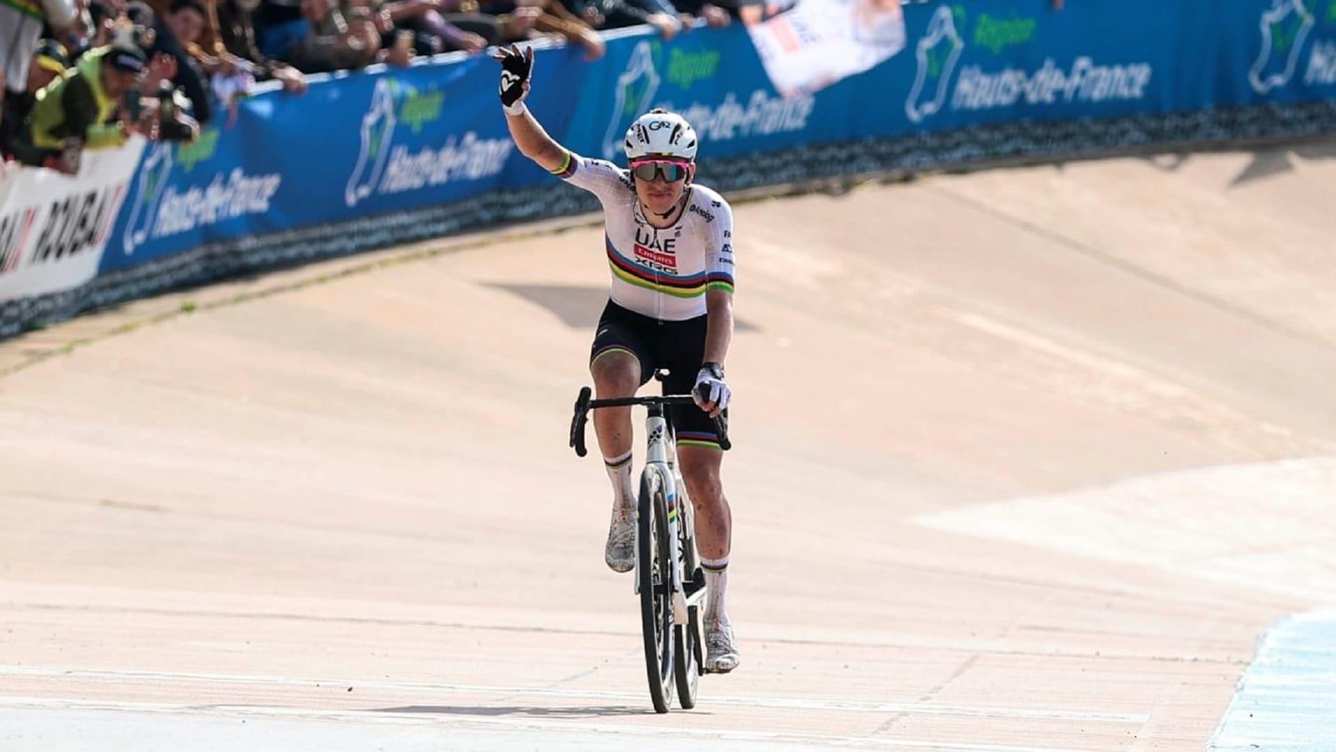 فريق الإمارات للدراجات يحرز المركز الثاني في سباق "باريس روبيه" 