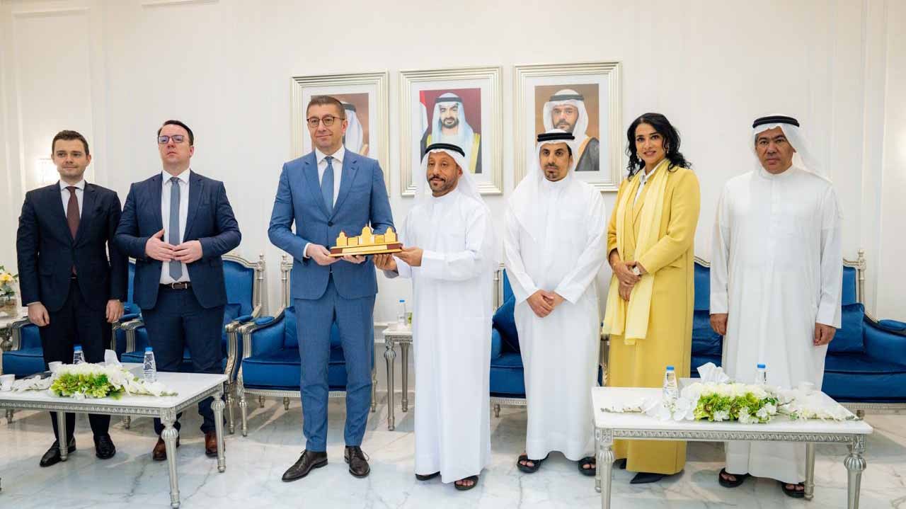 "غرفة الشارقة" تبحث مع رئيس وزراء مقدونيا الشمالية تعزيز التعاون  