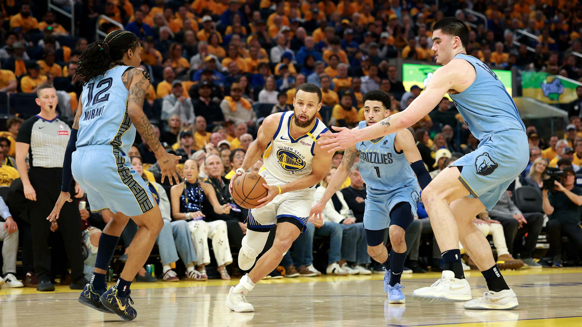 غولدن ستيت يتأهل للأدوار الإقصائية في السلة الأميركية  