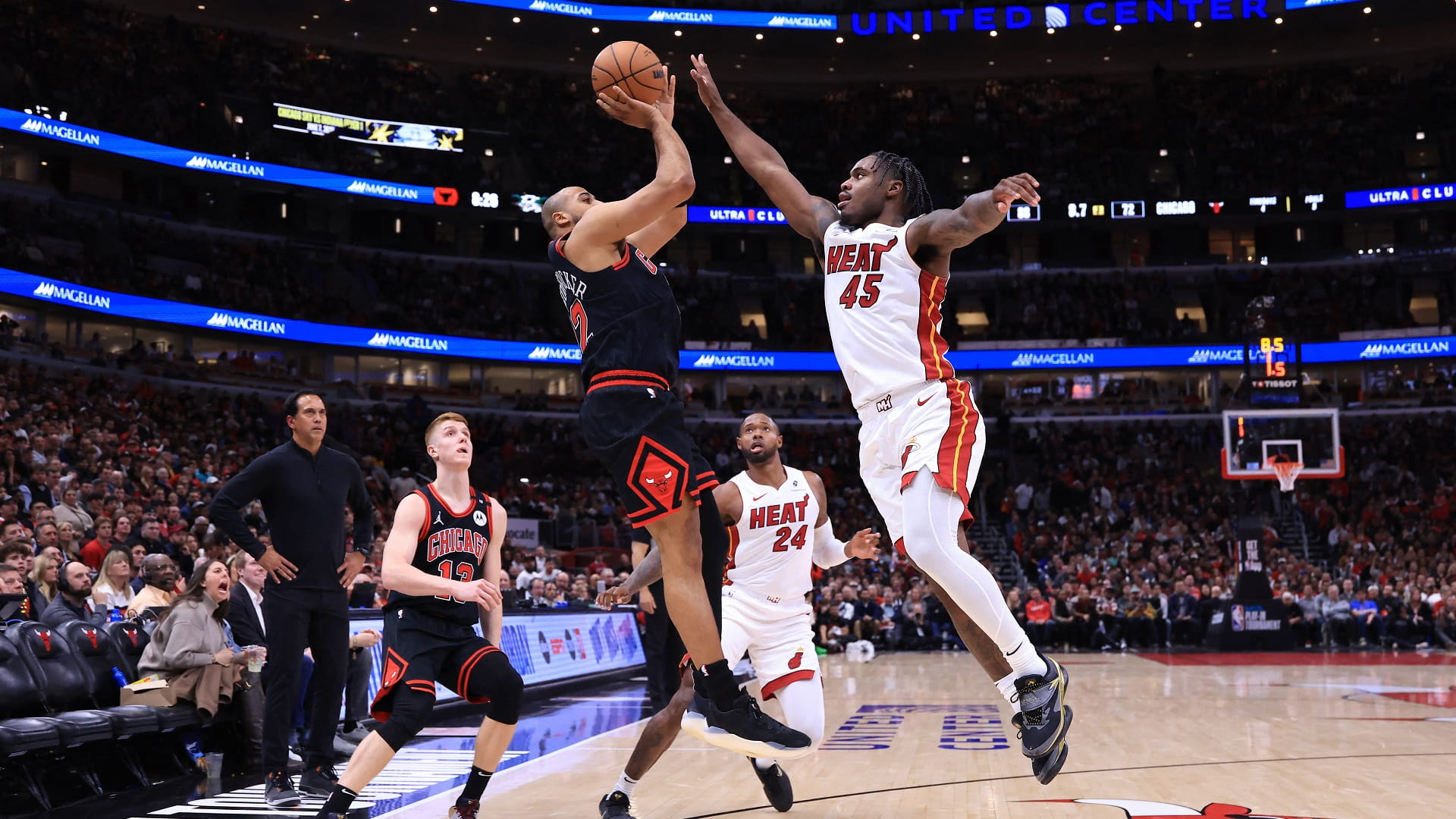 ميامي هيت يقترب من التأهل للأدوار الإقصائية في السلة الأميركية  