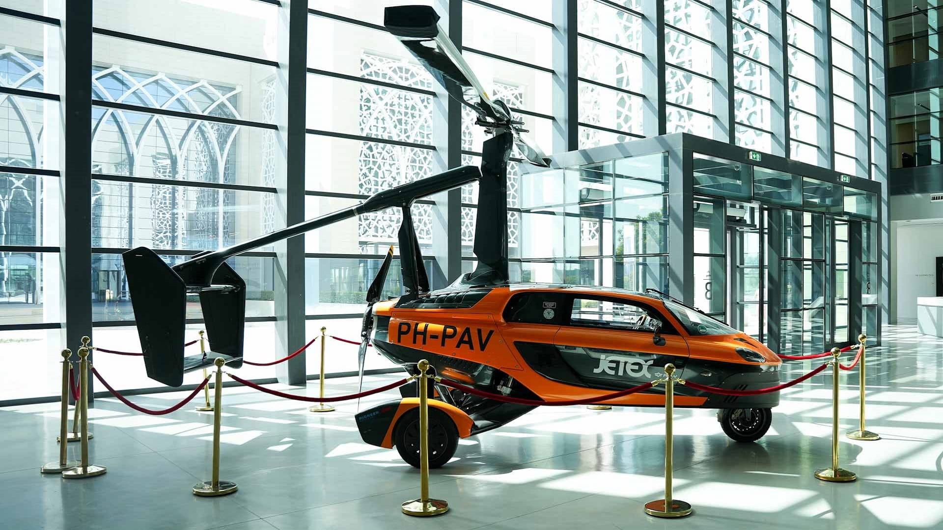 مجمع الشارقة للبحوث يكشف عن "السيارة الطائرة" بقدرات فريدة