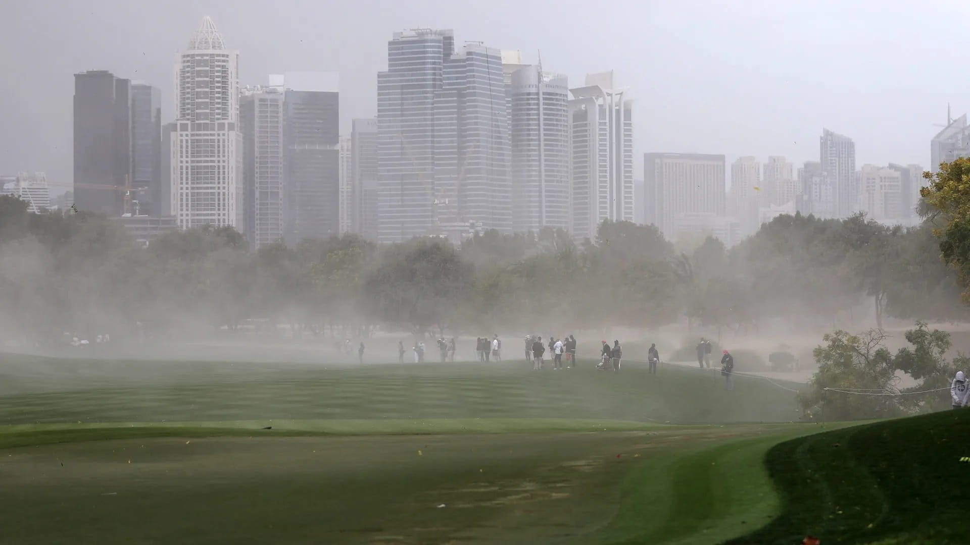 طقس الخميس في الإمارات.. مغبر وغائم جزئياً أحياناً 