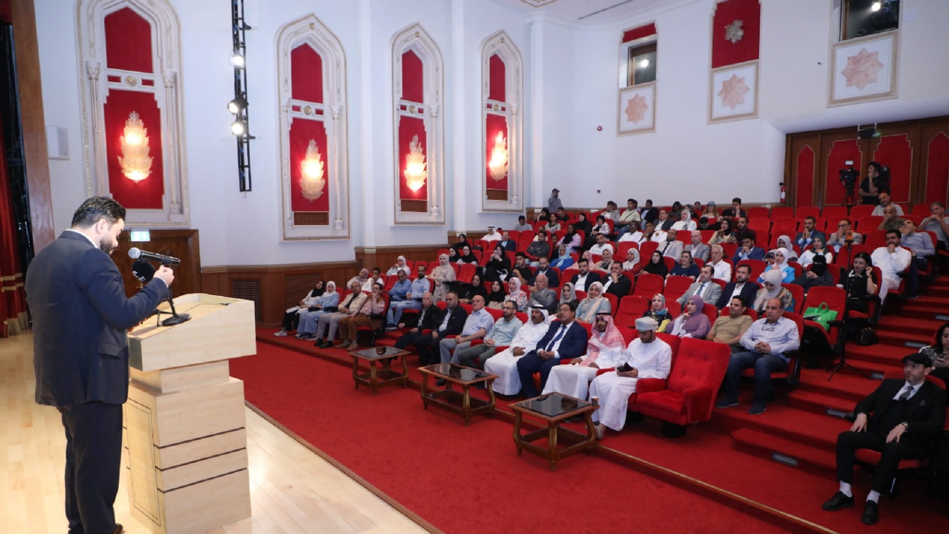 بموعد مع الجمال والخيال.. قصائد مثقلة بالبلاغة في بيت شعر الشارقة 