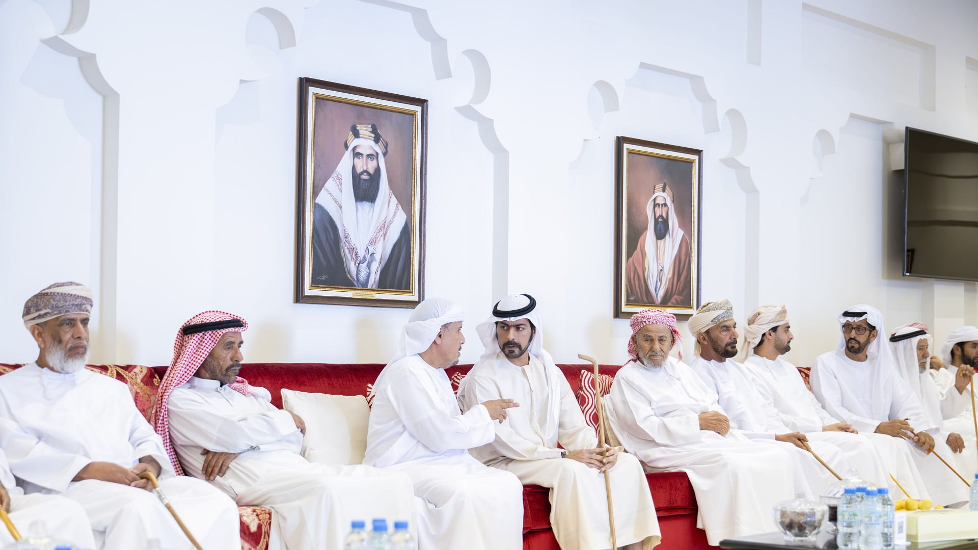 خليفة بن طحنون بن محمد يقدم العزاء بوفاة حمد محمد سعيد الدرعي 