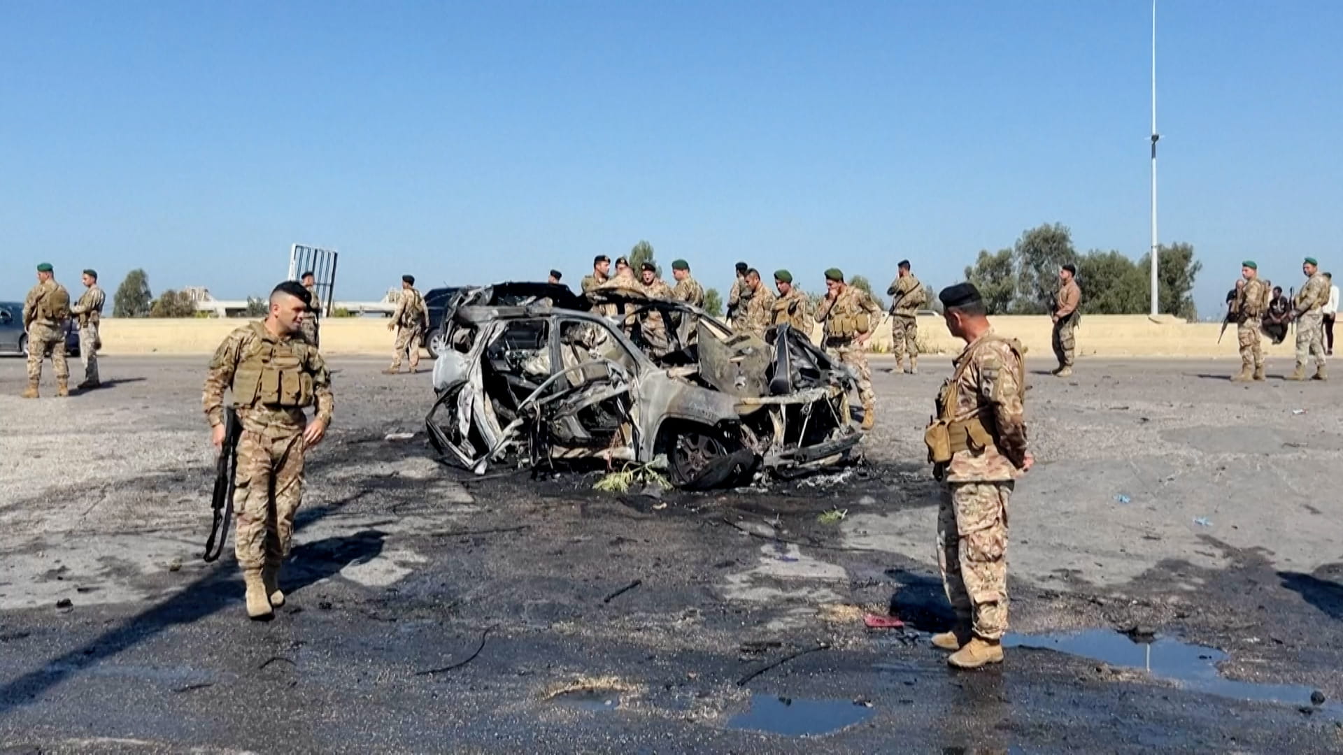 على سيارة قرب صيدا... مقتل شخص بغارة إسرائيلية في جنوب لبنان