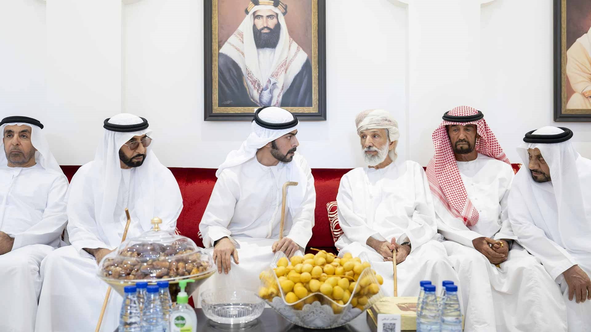 خليفة بن طحنون بن محمد يقدم واجب العزاء في وفاة عوض سعيد الكتبي 