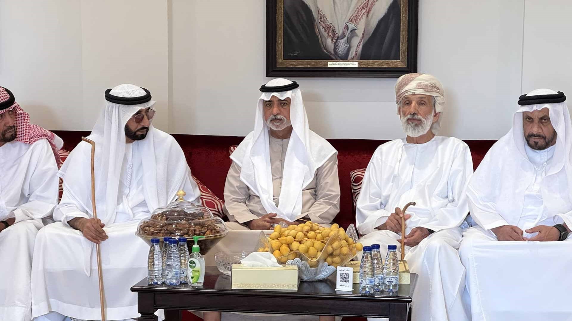 نهيان بن مبارك يقدم واجب العزاء بوفاة عوض سعيد بن سويلم الكتبي 