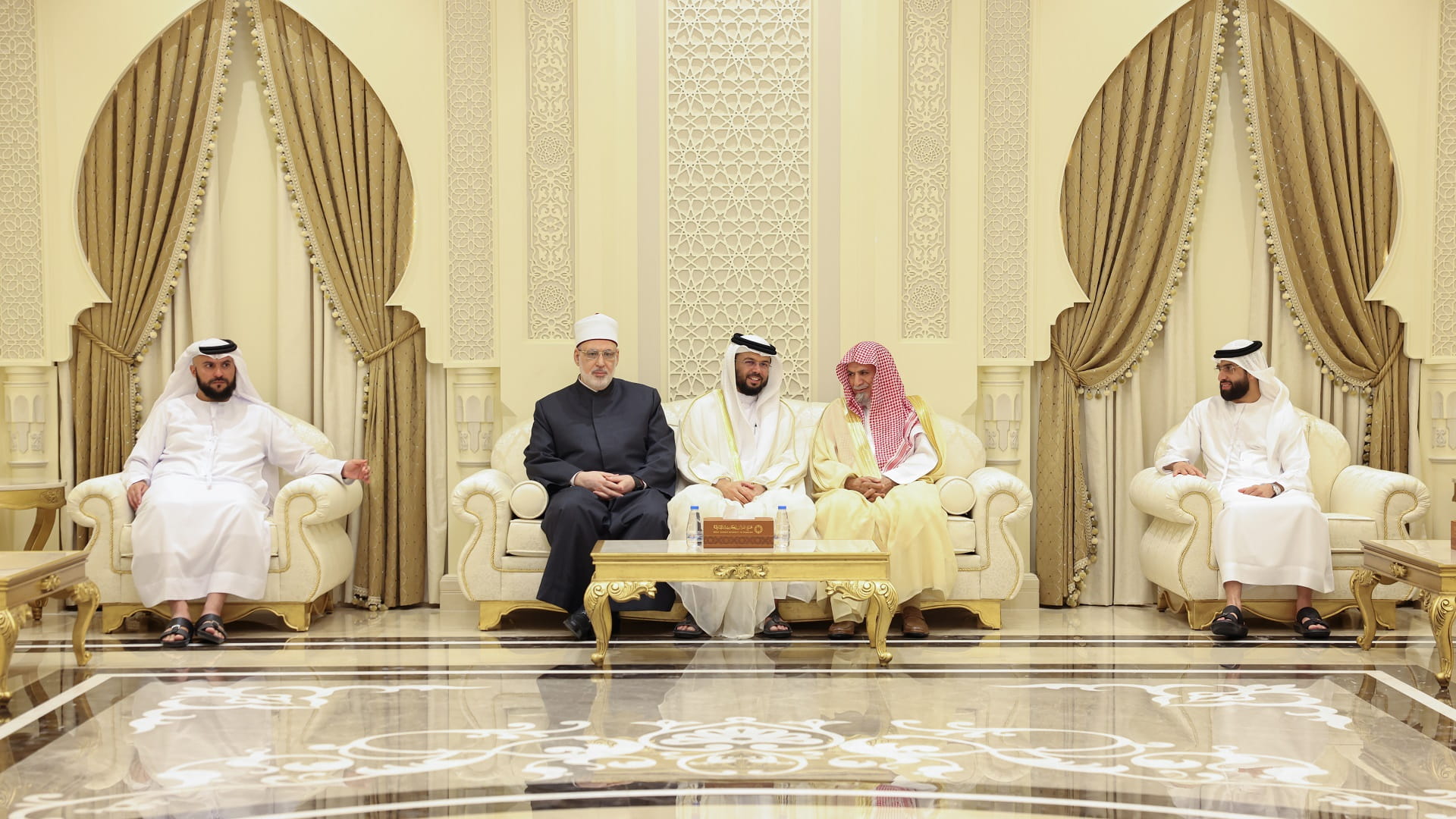 إمام الحرم المكي صالح بن حميد يزور مجمع القرآن الكريم بالشارقة 