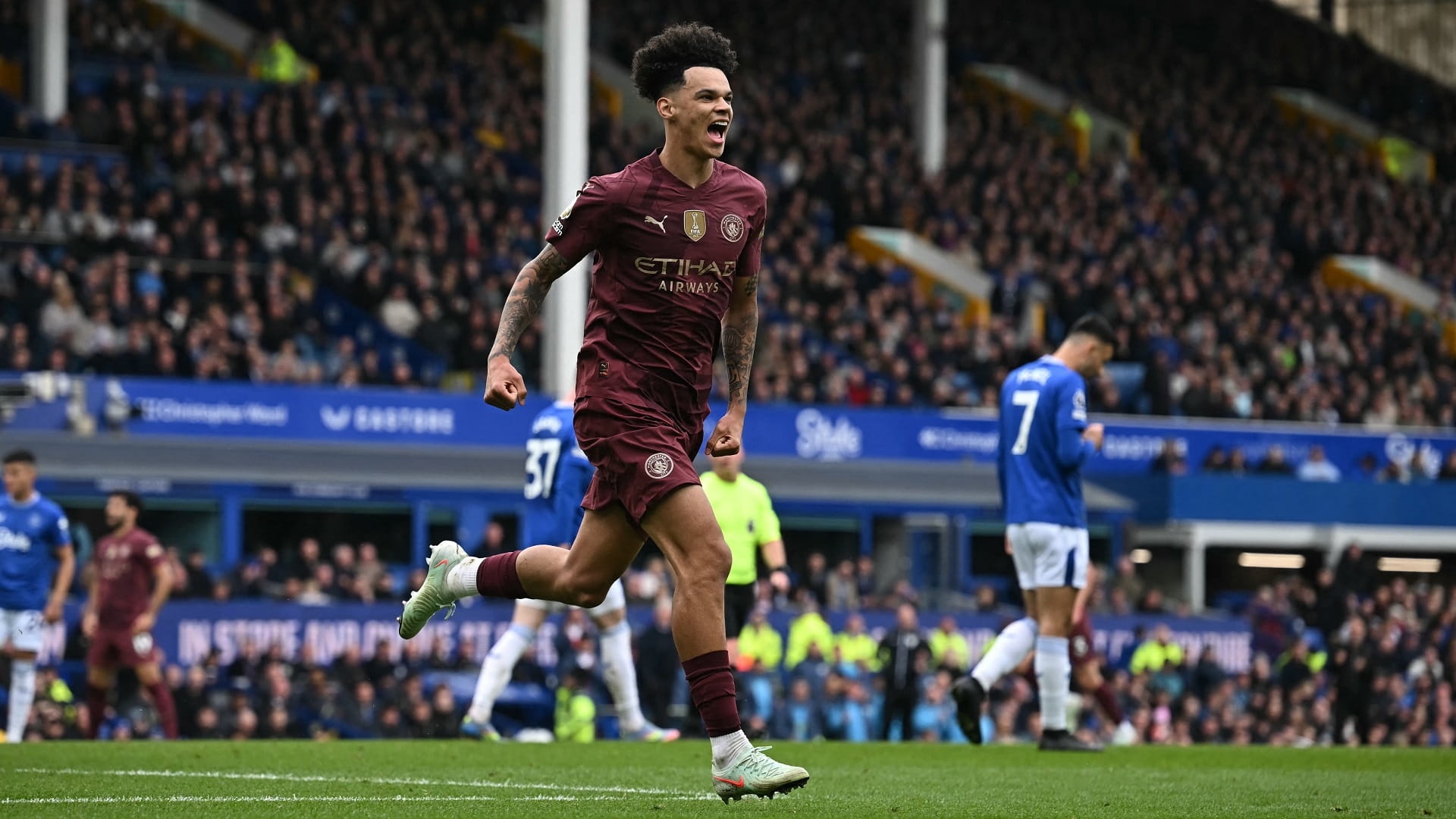 Manchester City strike late in 2-0 victory at Everton 
