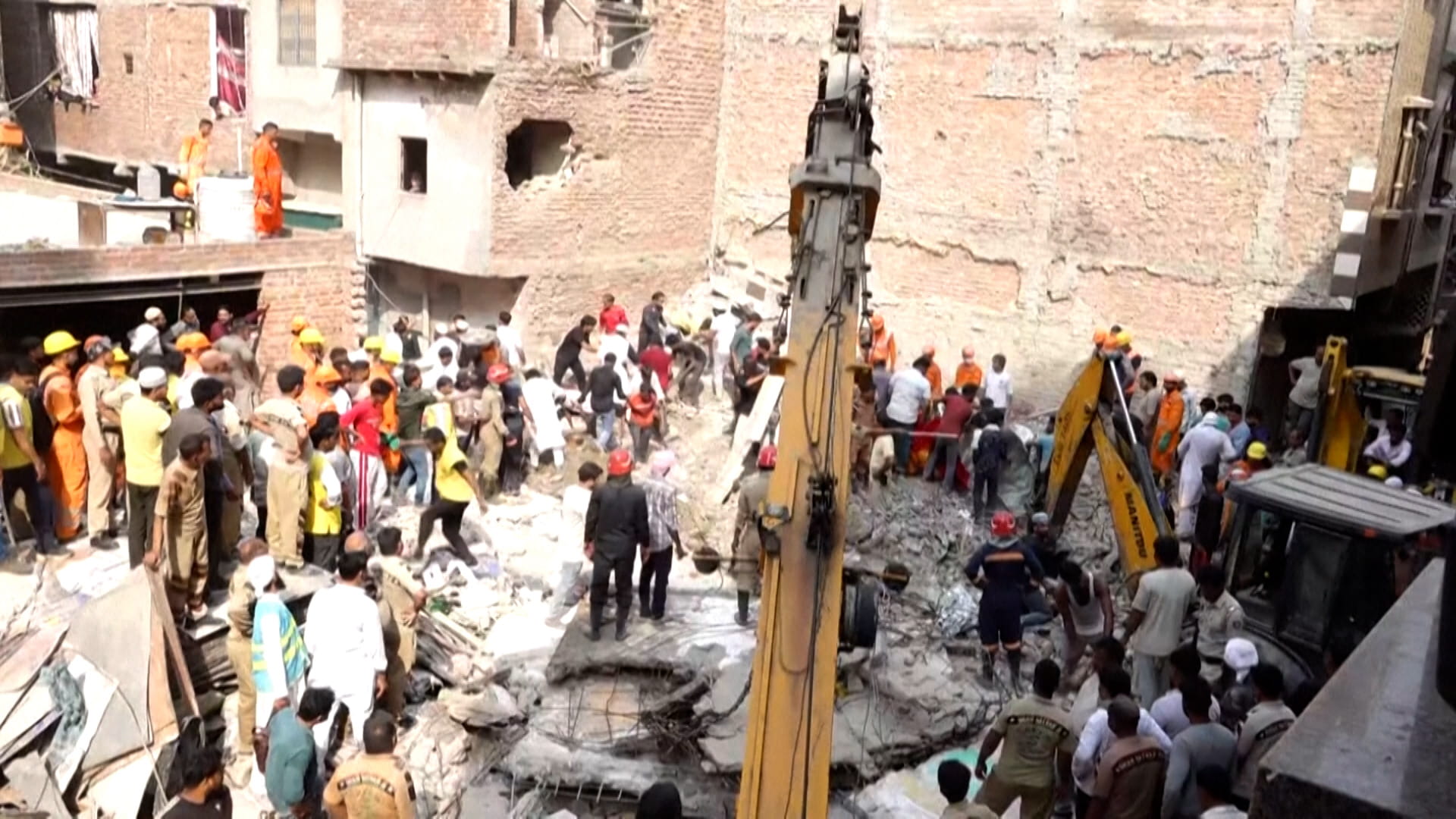 انهار مثل بيت من ورق... 11 قتيلاً نتيجة سقوط مبنى بنيودلهي 