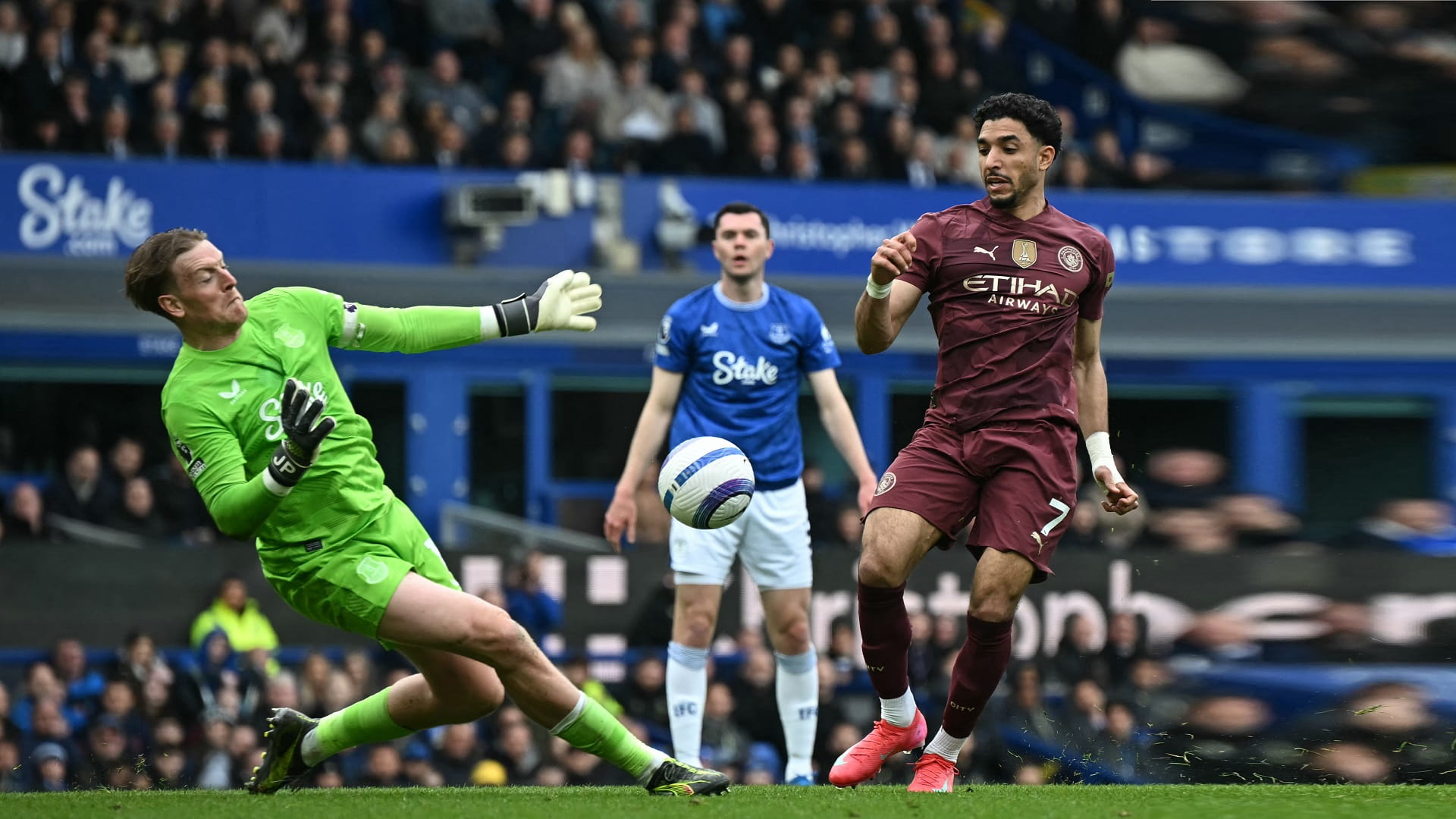 مانشستر سيتي يتمسك بالمركز الرابع في الدوري الإنجليزي 