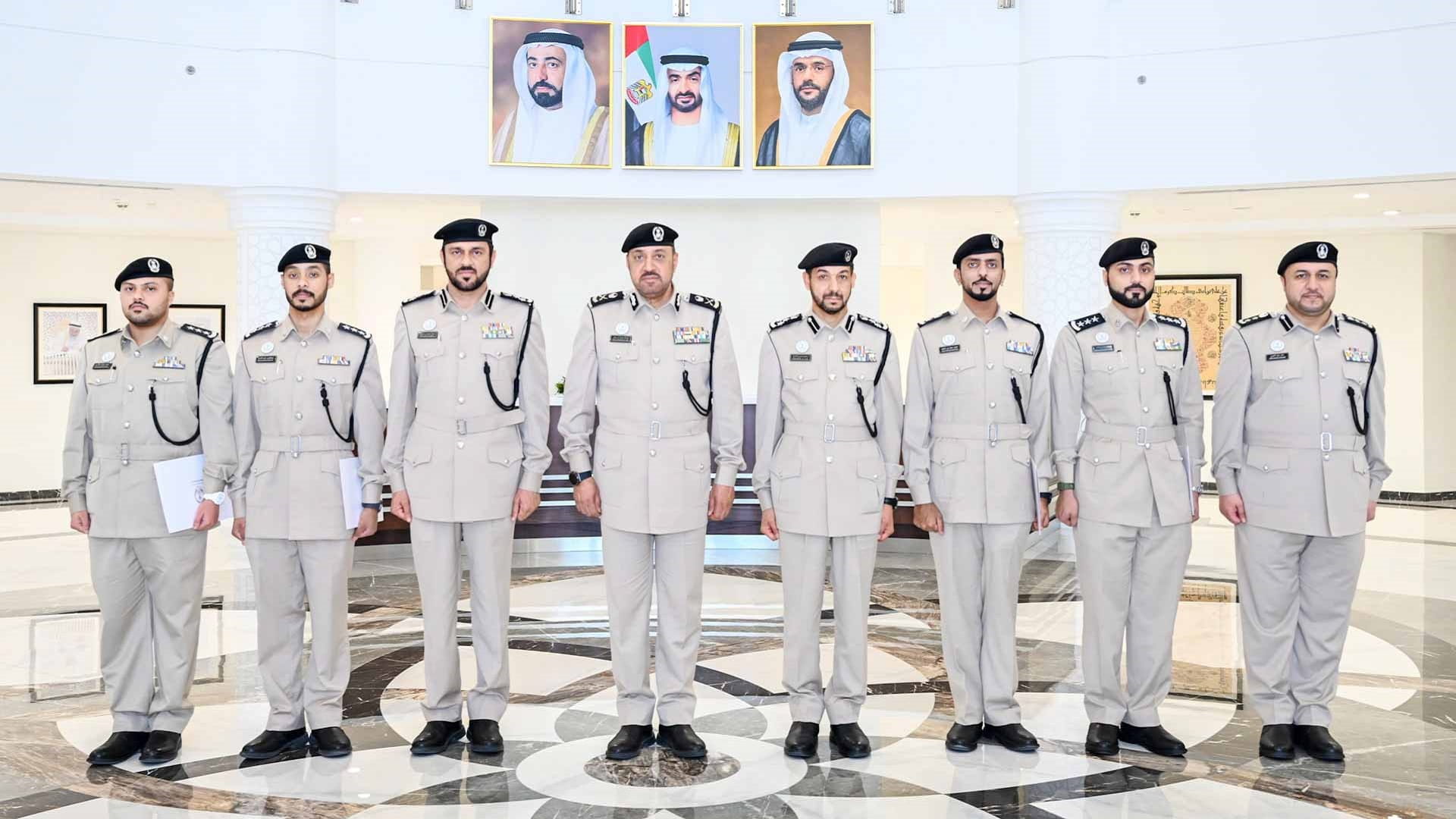 عبدالله بن عامر يكرم عدداً من ضباط المراكز الشاملةتقديراً لتفانيهم 