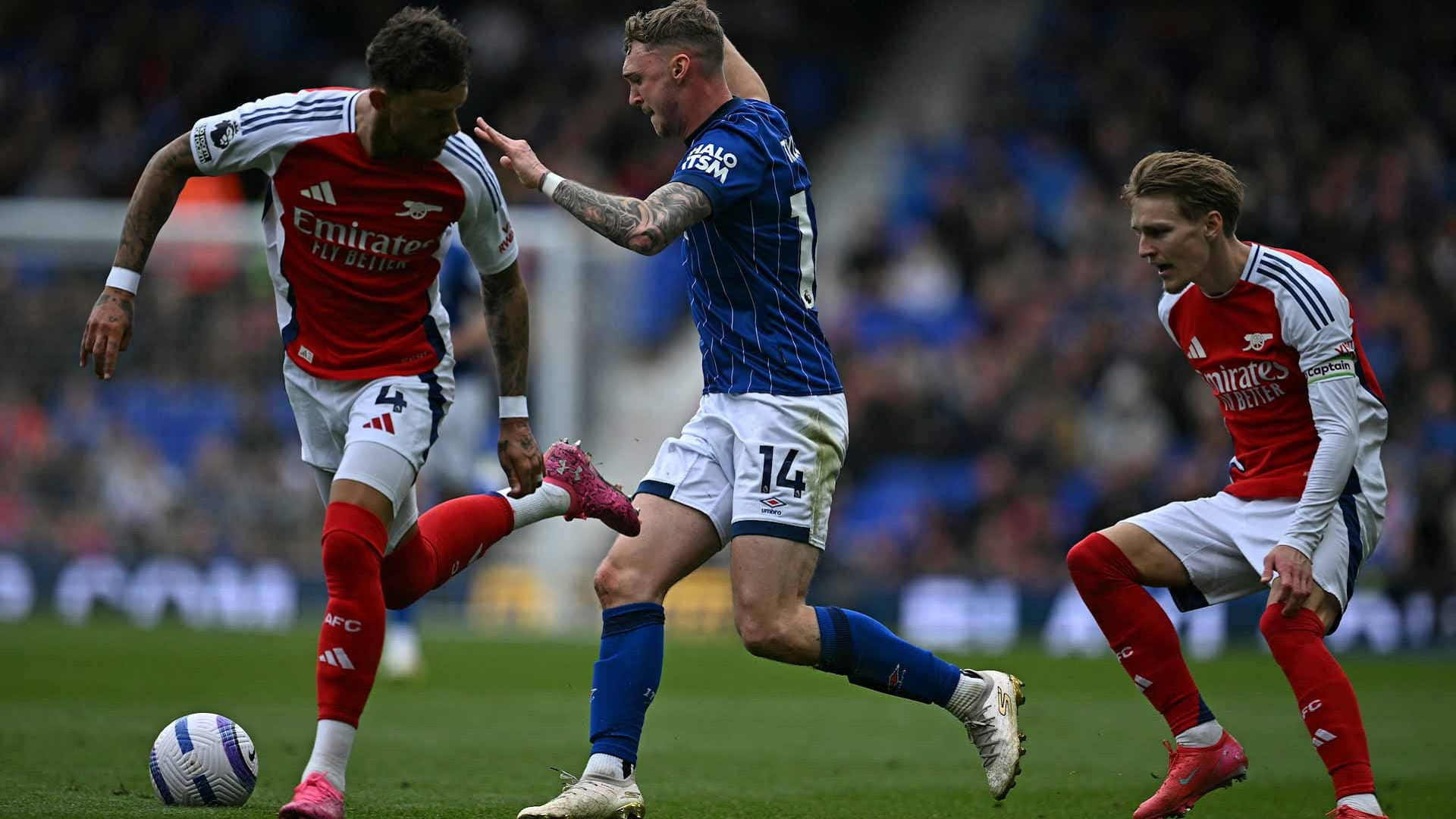 Arsenal thrash Ipswich to stall Liverpool's title bid 