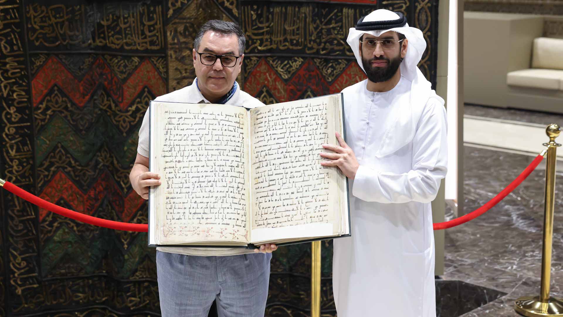 "الحضارة الإسلامية"بأوزبكستان يهدي مجمع القرآن مخطوط "كاتا لانغار" 