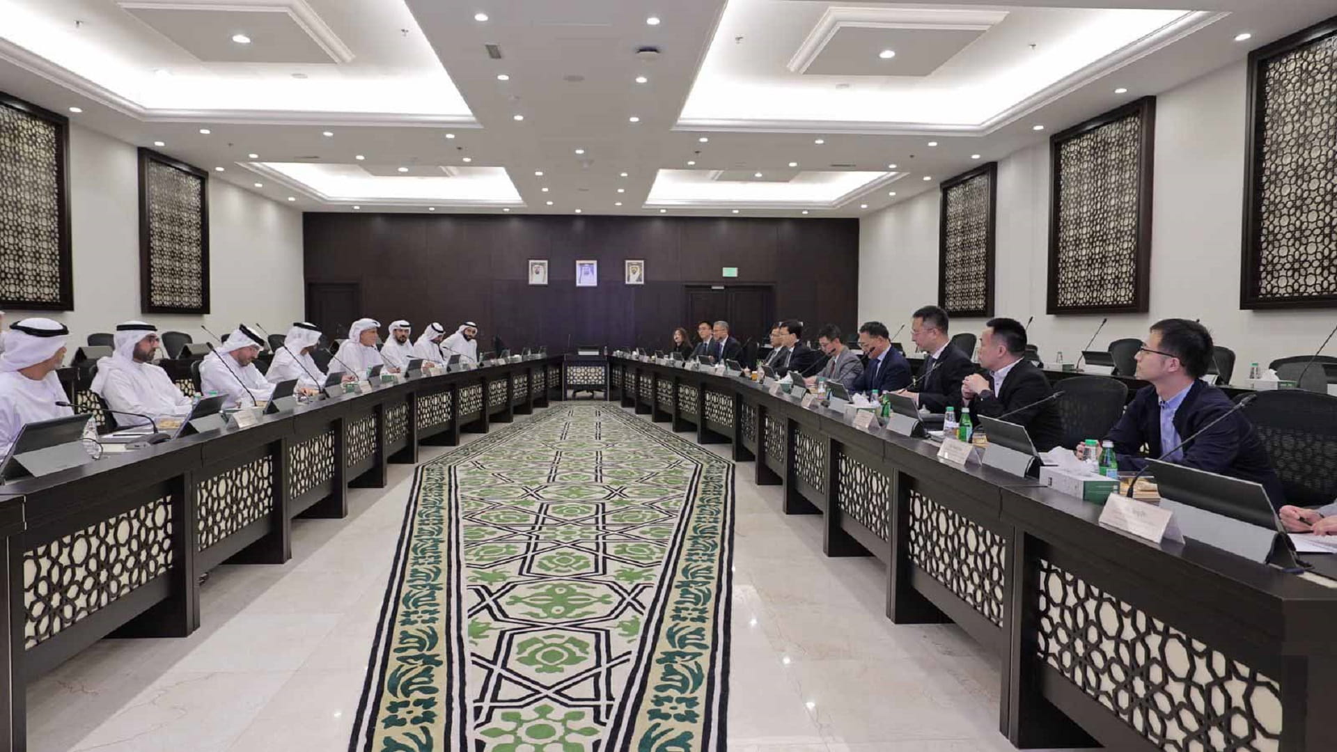 المجلس البلدي وبلدية الشارقة يستقبلان وفداً صينياً لتبادل الخبرات 