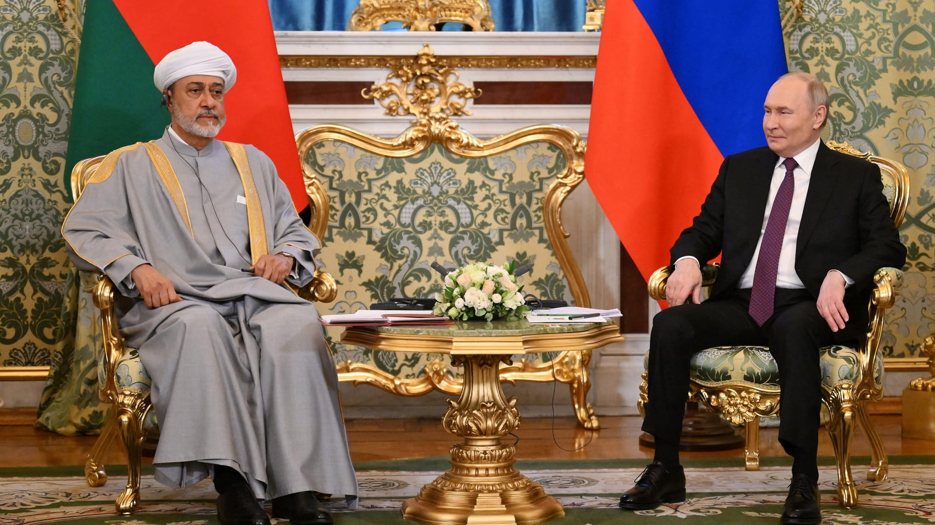 Haitham bin Tarik, Putin discuss bilateral ties, global issues