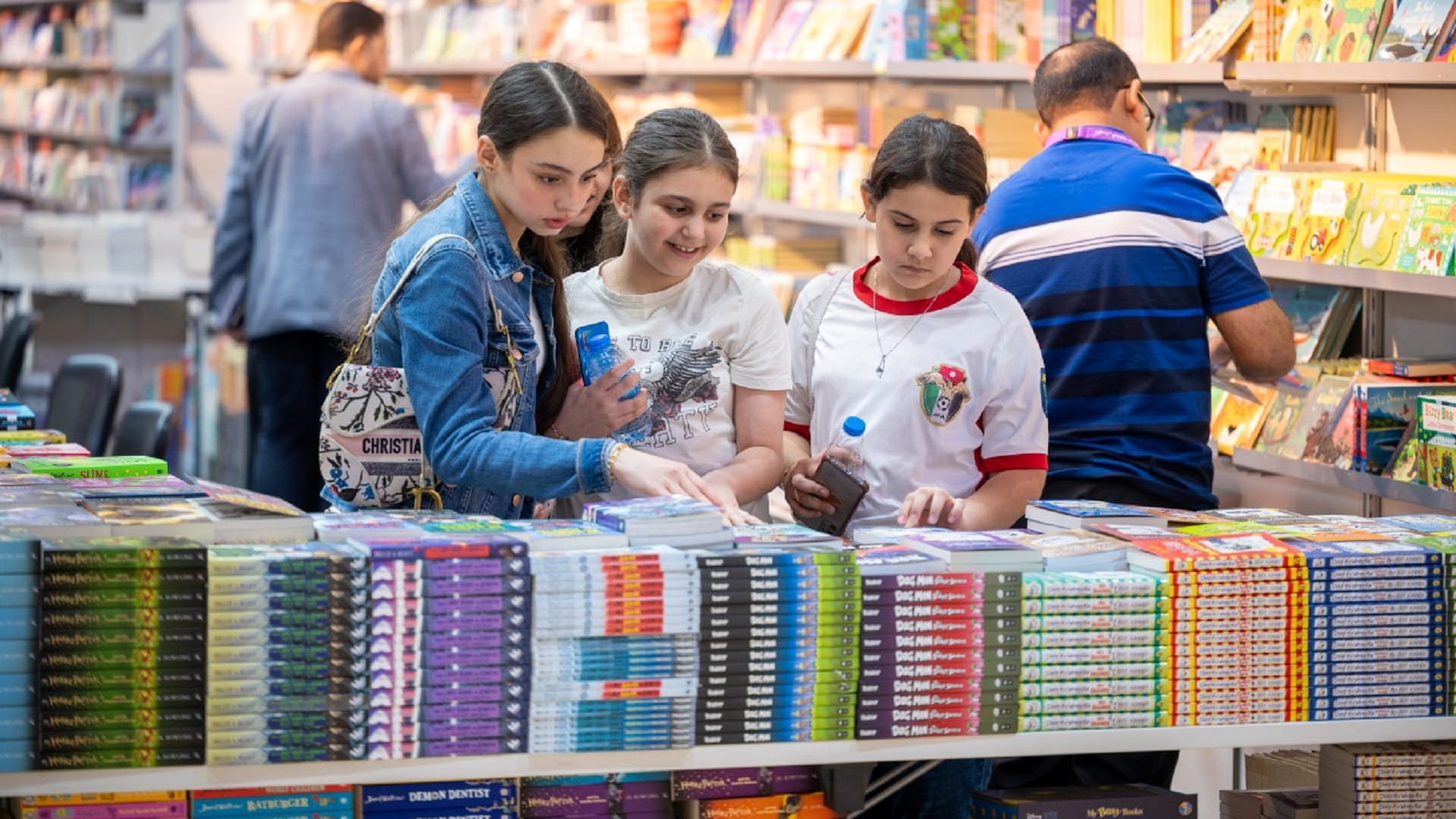 الشارقة القرائي يستضيف 30 كاتباً ورساماً وخبيراً في أدب الأطفال