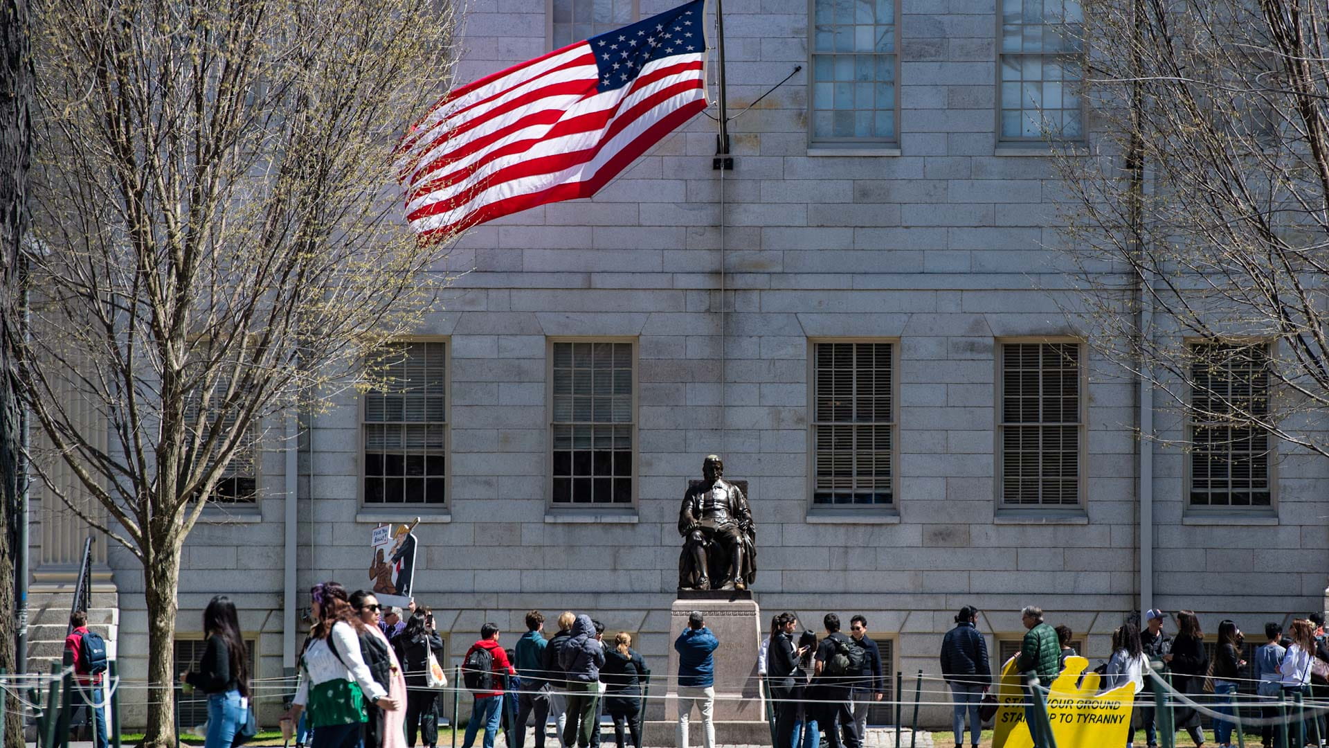 بعد تجميد 2.2 مليار دولار.. هارفرد تقاضي ترامب وتفتح مواجهة قضائية 