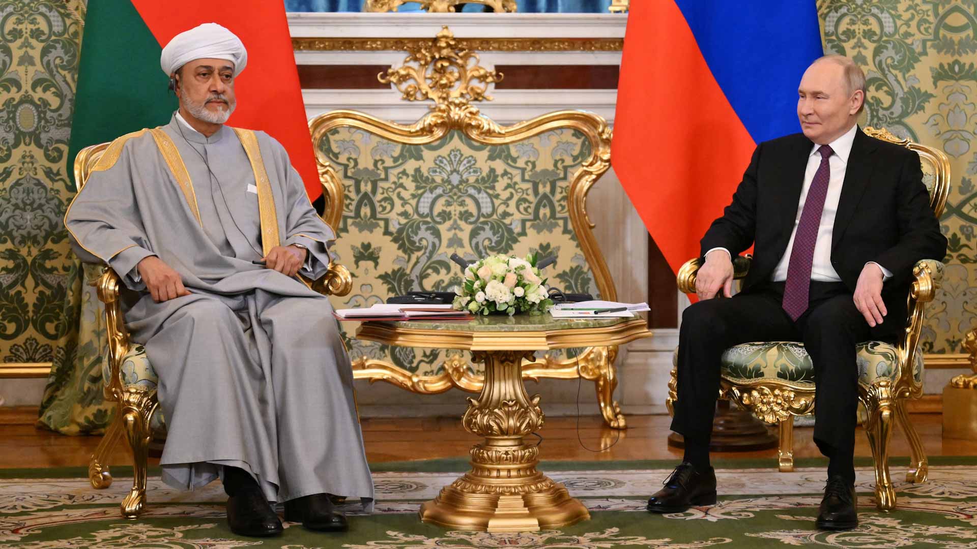 سلطان عمان والرئيس الروسي يبحثان المستجدات العالمية