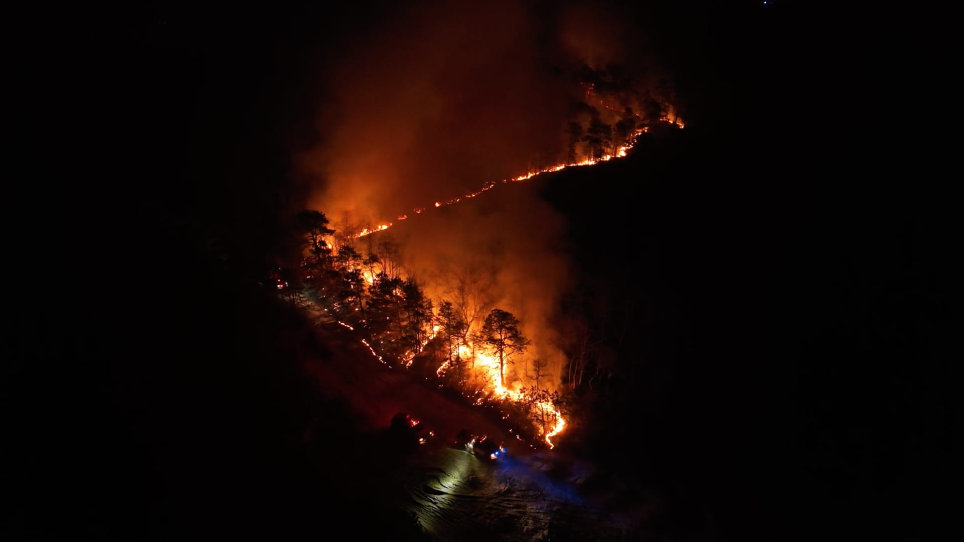 Wildfire in New Jersey forces thousands to evacuate 