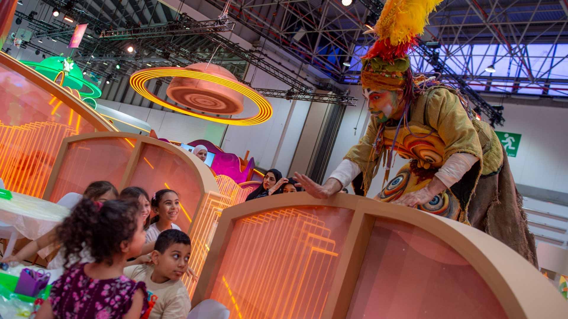 "ماسكد وندرلاند" تبهر جمهور "الشارقة القرائي للطفل" بعرض جوّال 