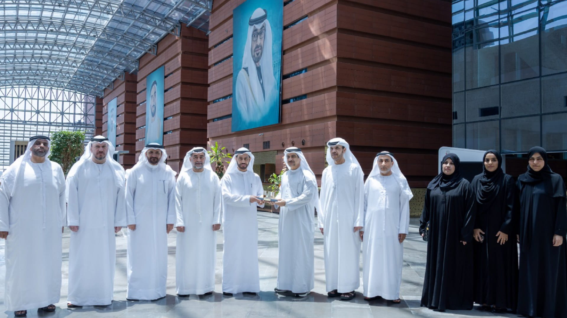 أبوظبي والشارقة تبحثان تطوير العمل القضائي عبر التقنيات الحديثة 