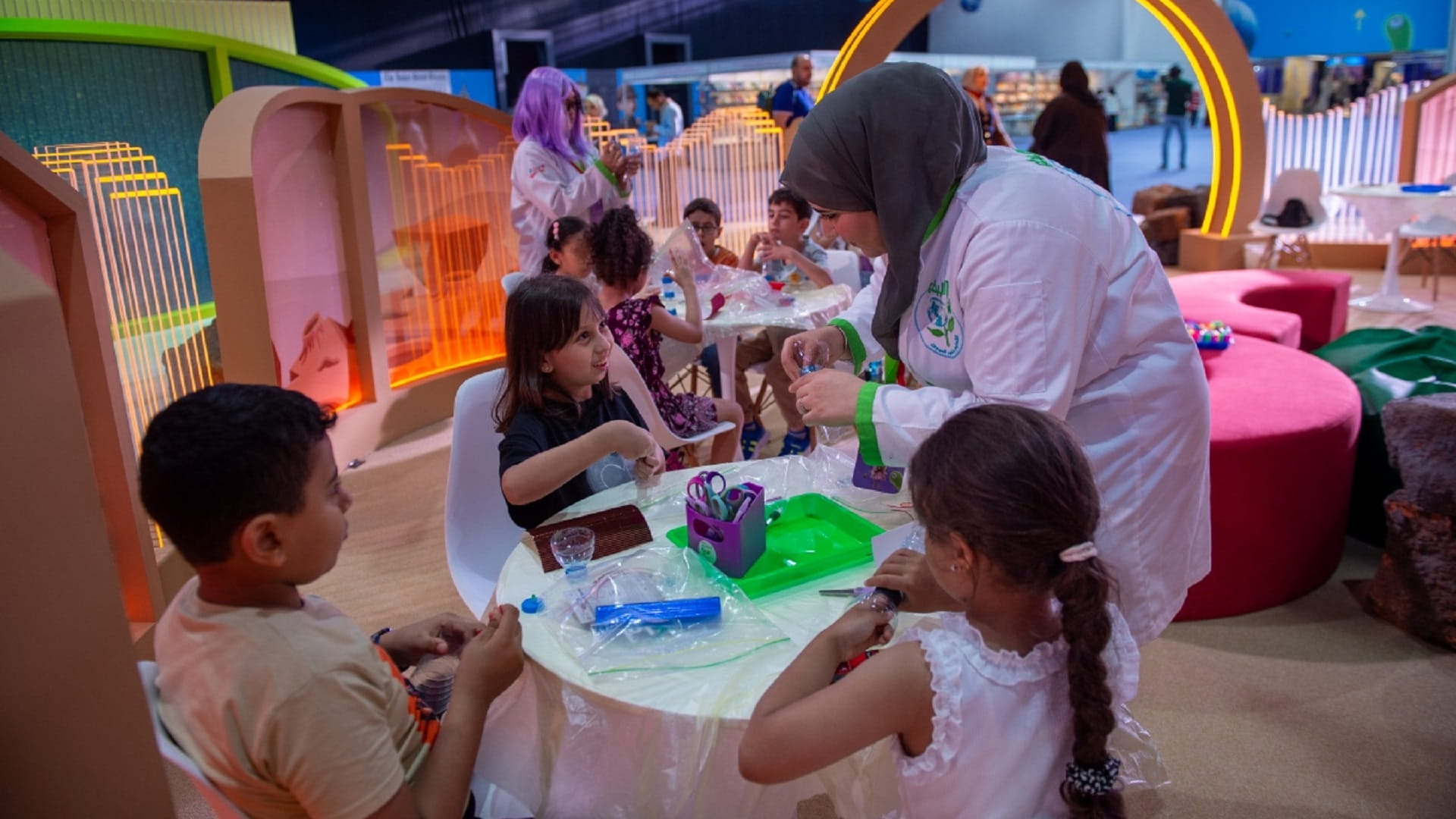 ورشة المصباح الكهربائي تشعل فضول الصغار في "الشارقة القرائي للطفل" 