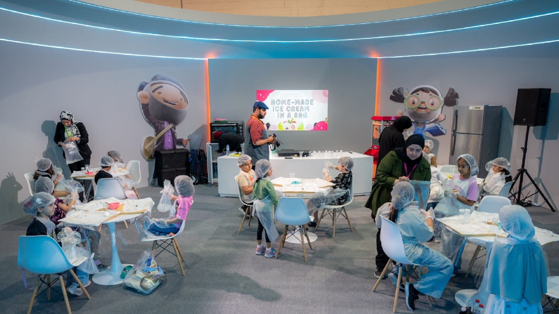 صغار "الشارقة القرائي للطفل" يصنعون المثلجات في "ركن الطهي" 