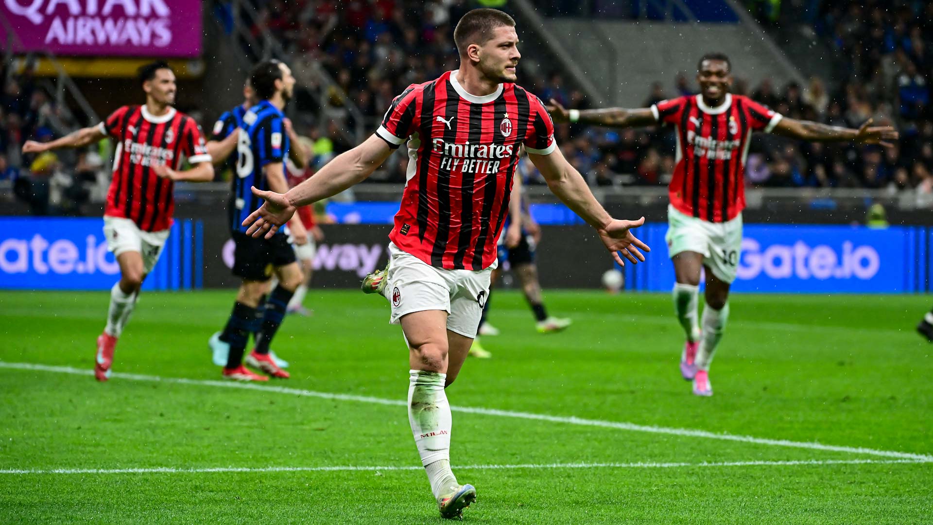 ميلان يضرب الإنتر بثلاثية ويتأهل لنهائي كأس إيطاليا لكرة القدم  