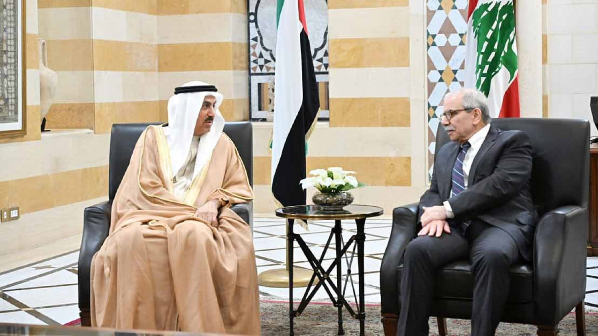 صقر غباش ورئيس مجلس الوزراء اللبناني يبحثان سبل تعزيز العلاقات