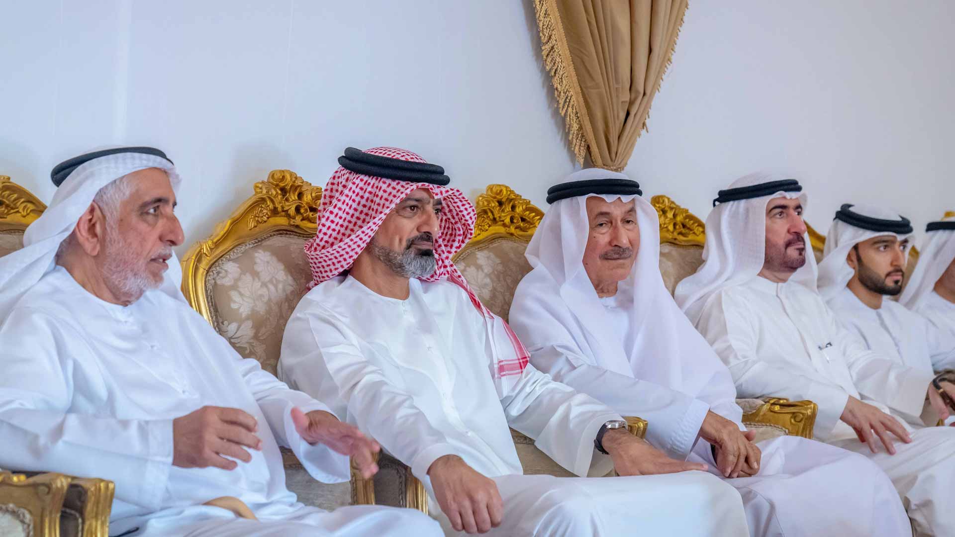 عمار بن حميد يقدم واجب العزاء في وفاة موزة المزروعي 