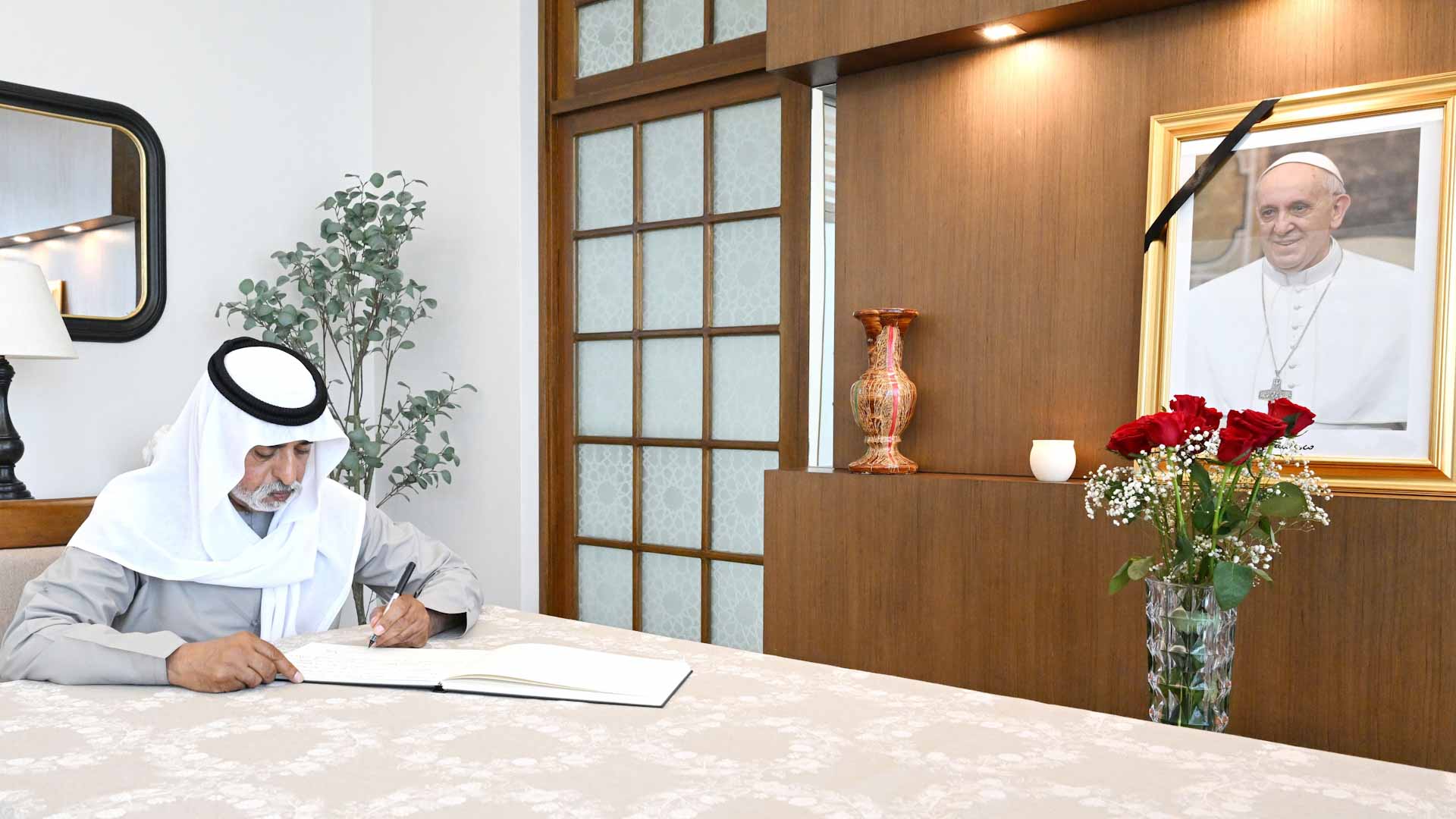 نهيان بن مبارك يقدم واجب العزاء في وفاة قداسة البابا فرنسيس 