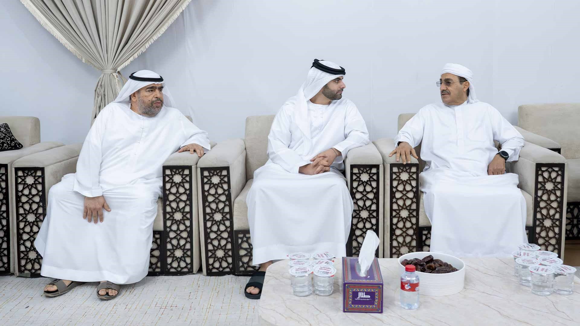 منصور بن محمد يقدّم واجب العزاء في وفاة محمد طيب الخوري 