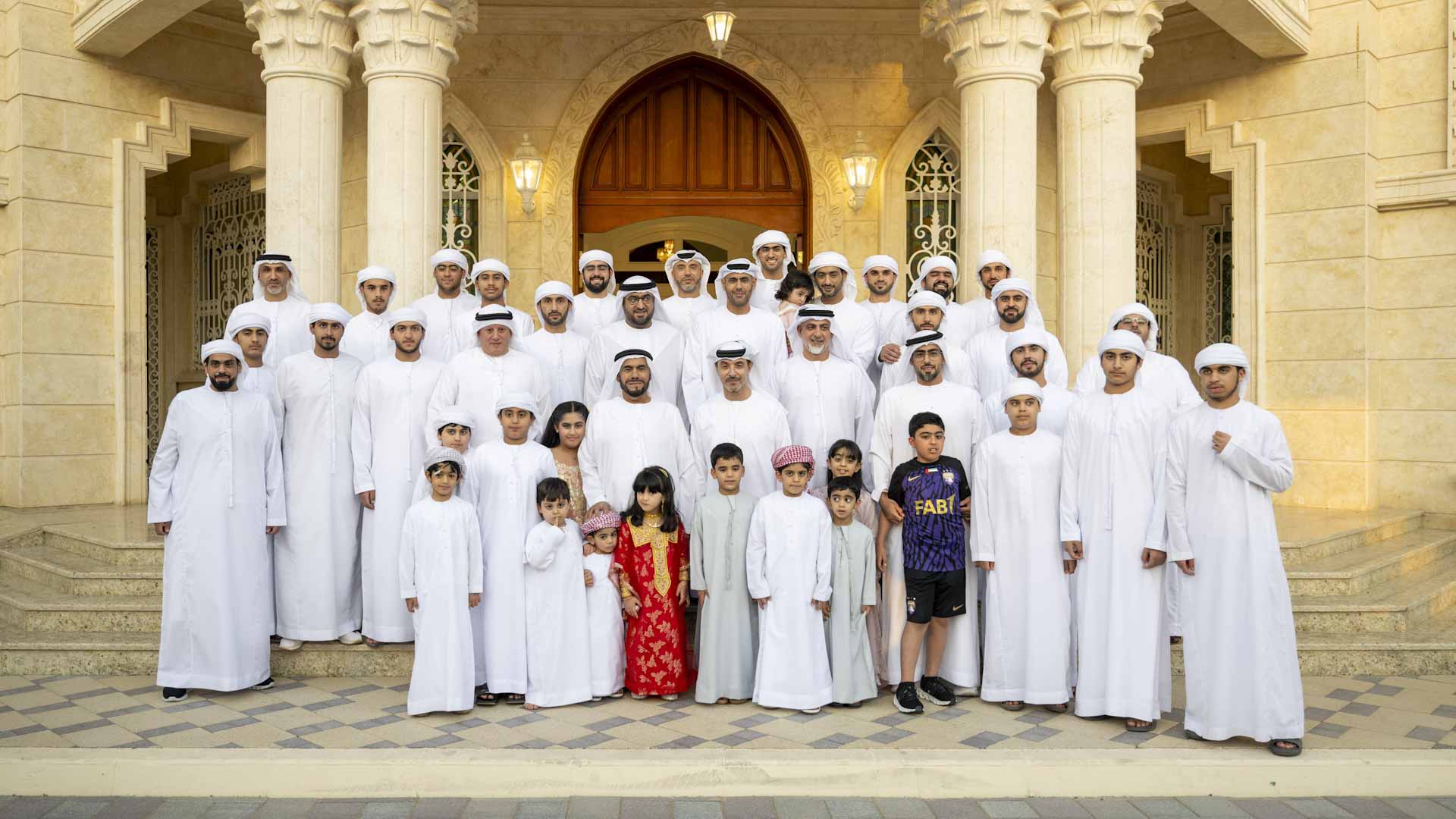 هزاع بن زايد يزور عبيد محمد الكعبي في منزله بالعين 