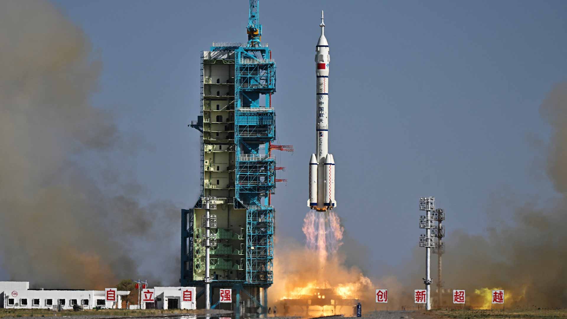 الصين تطلق مركبة "شنتشو-20" المأهولة لمحطتها الفضائية المدارية 