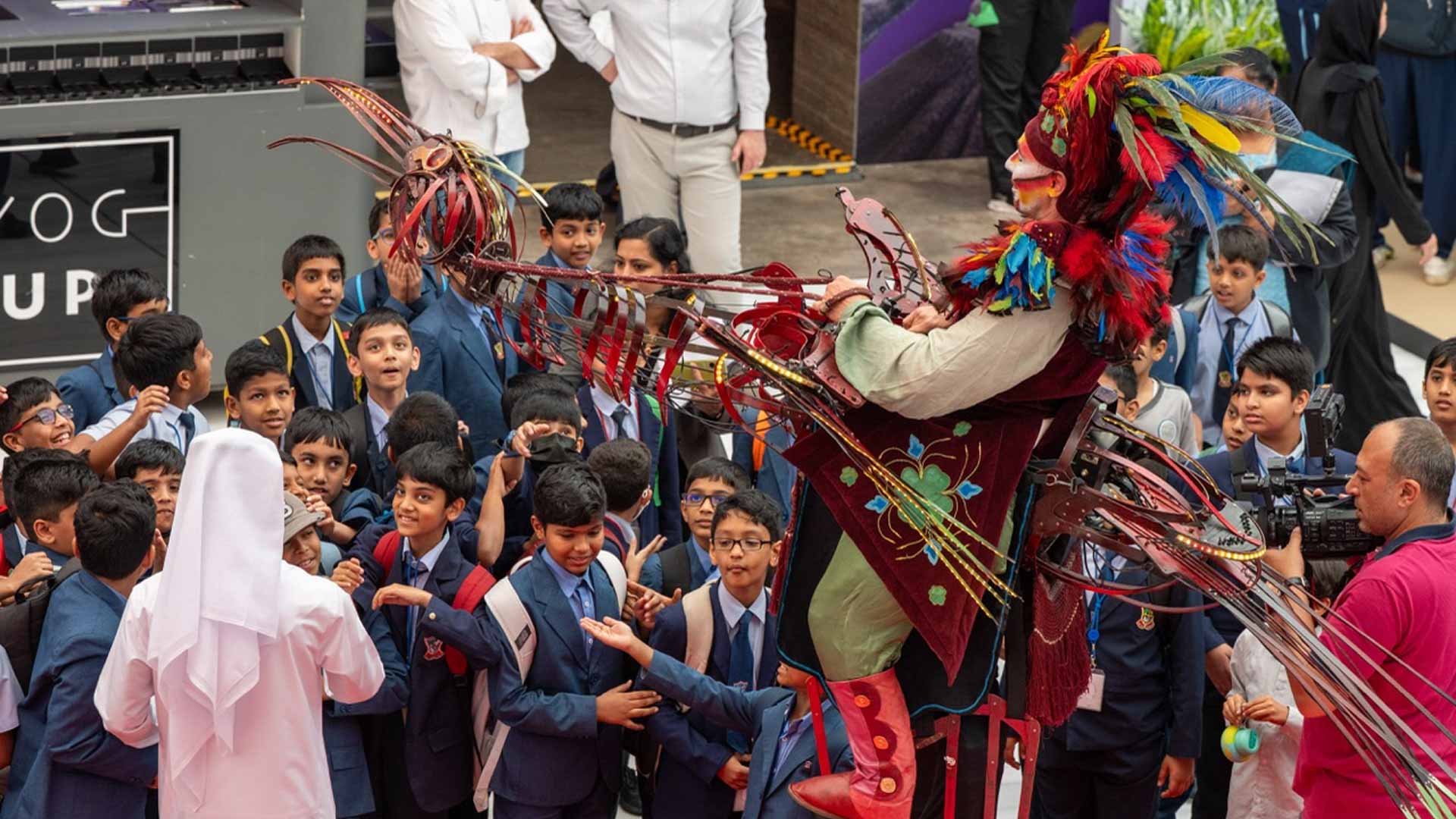 عرض "عجائب مجنحة" يحمل زوار "الشارقة القرائي" إلى عالم الأساطير 