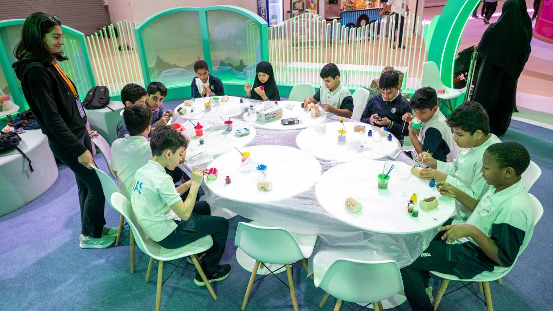 أطفال يحولون "ملاعق خشبية" إلى قطع فنّية في "الشارقة القرائي" 