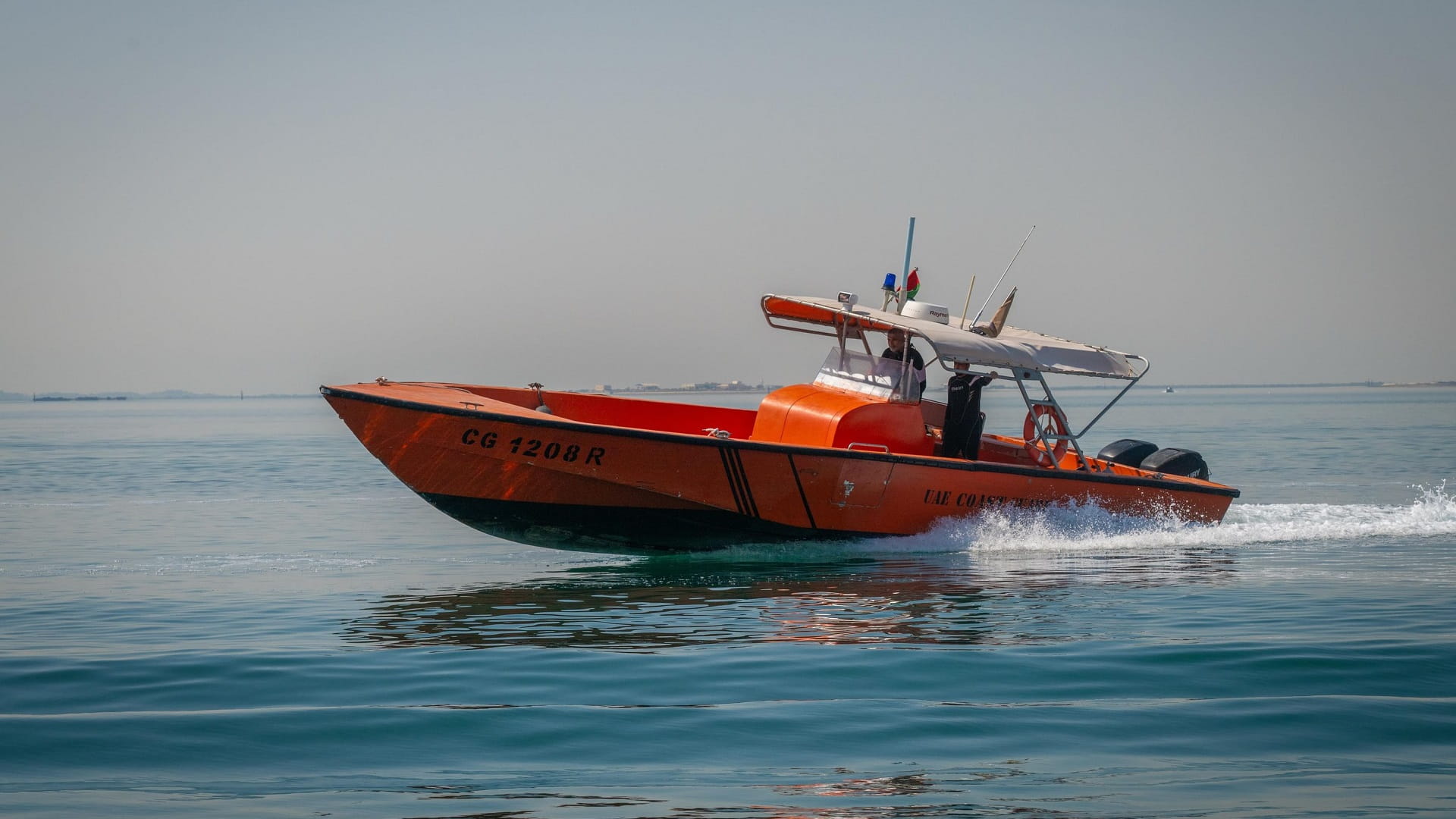 الحرس الوطني ينقذ 10 بحارة من حريق سفينة تجارية في عرض البحر 