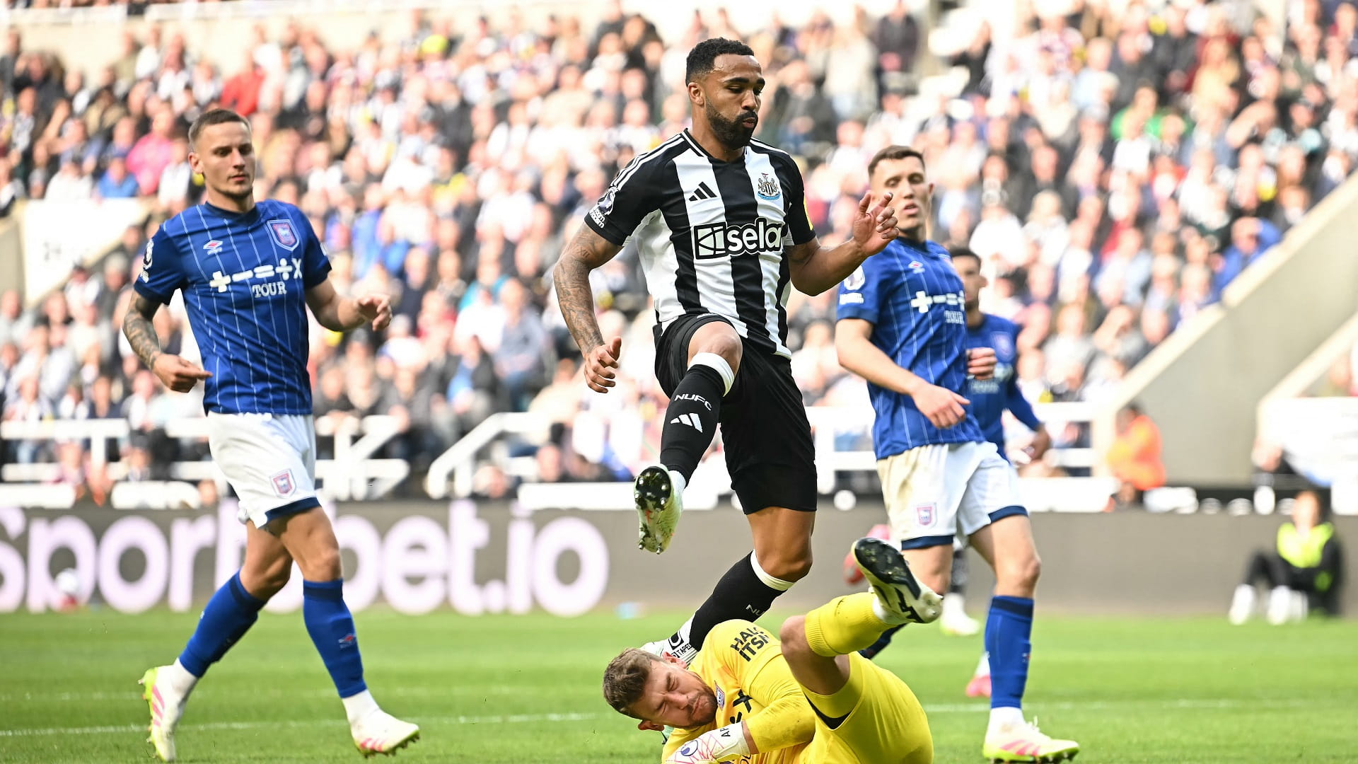 Newcastle to third place in Premier League with win over Ipswich 