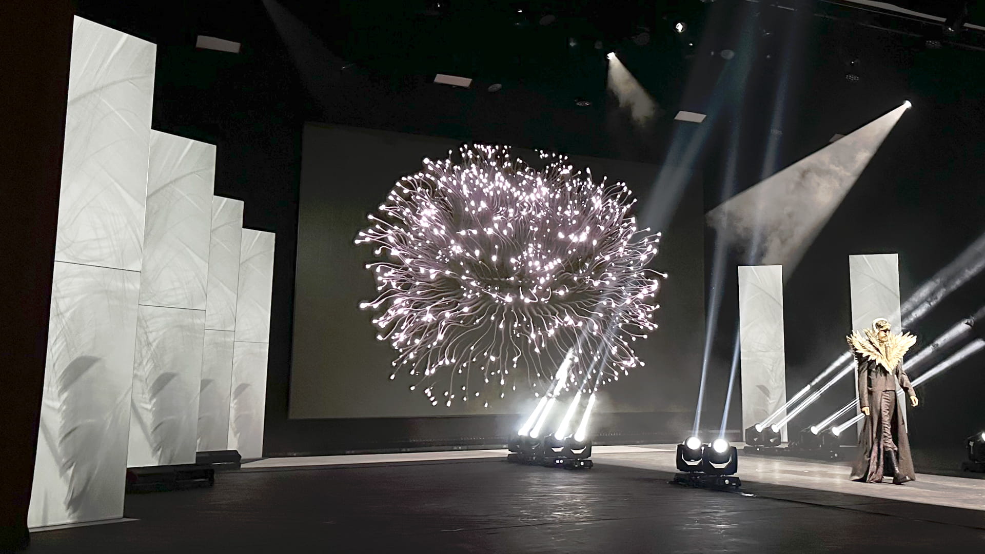 أندريا فورد: "خيوط الزمن" احتفاء حيّ بالأزياء والإبداع في الشارقة 