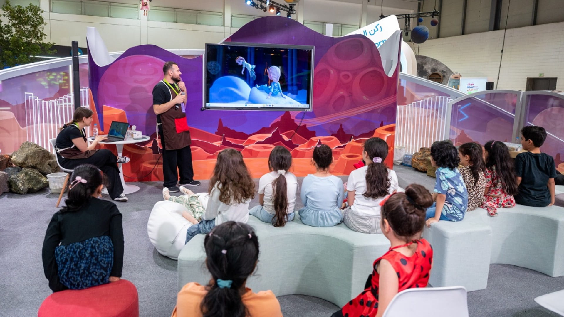 مهرجان الشارقة القرائي للطفل يكشف للصغار أسرار الأداء الصوتي 